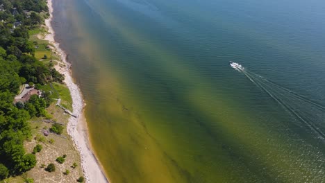 Drohnenspur-Eines-Kleinen-Bootsfahrzeugs-Entlang-Der-Küste-Des-Lake-Michigan