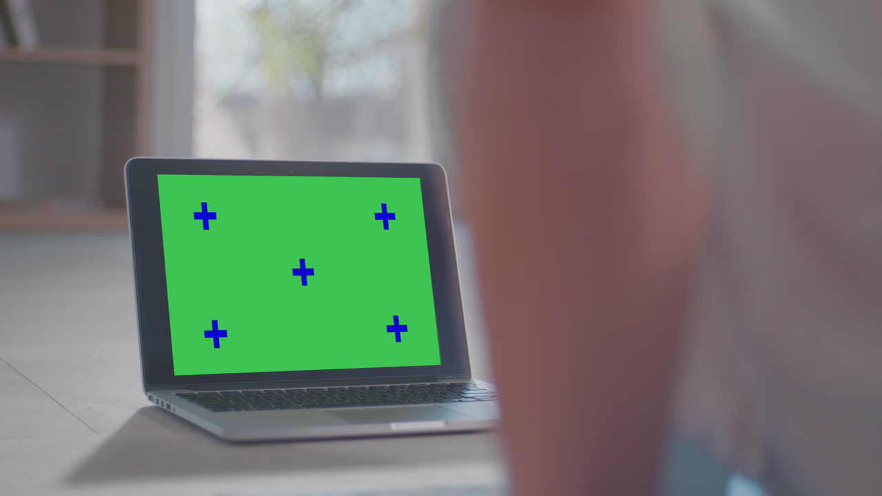 joven haciendo un empujón desde el suelo