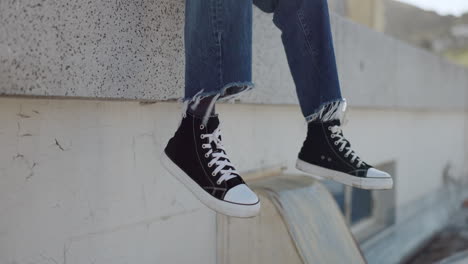 edifício, sapatos e homem num telhado da cidade