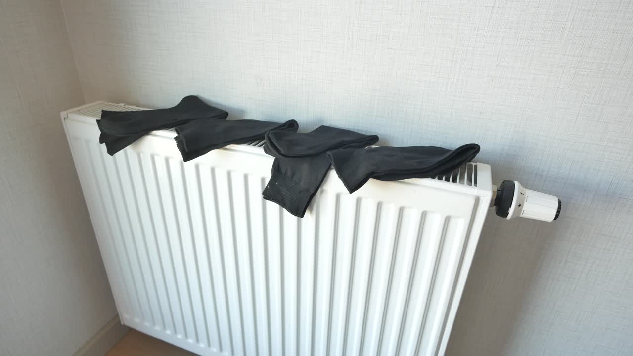 라디에이터에서 건조하는 양말