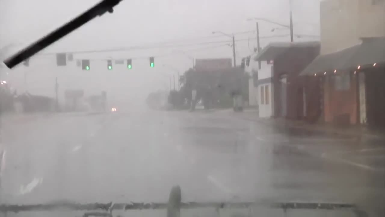 큰 폭풍이 몰아치는 동안 방위군 차량 순찰 1