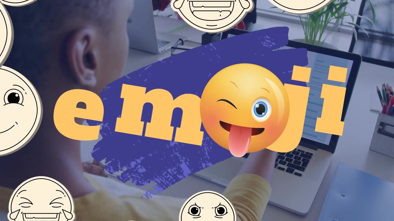 Animation von Gesichts-Emojis über einer afroamerikanischen Frau, die im Büro einen Videoanruf auf einem Smartphone führt.