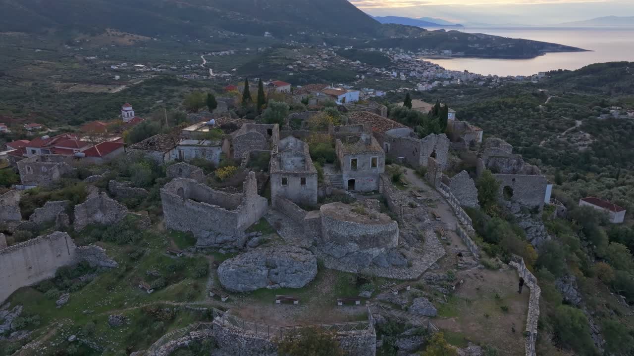 Himare, Albania: Il Castello di Himara risplende all'alba