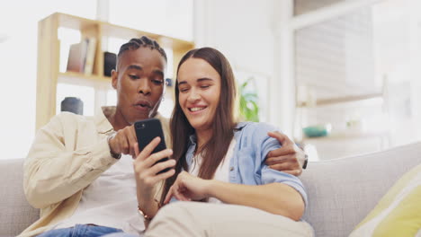 Teléfono,-Sonrisa-Y-Pareja-Relájese-En-La-Sala-De-Estar-De-Su-Casa