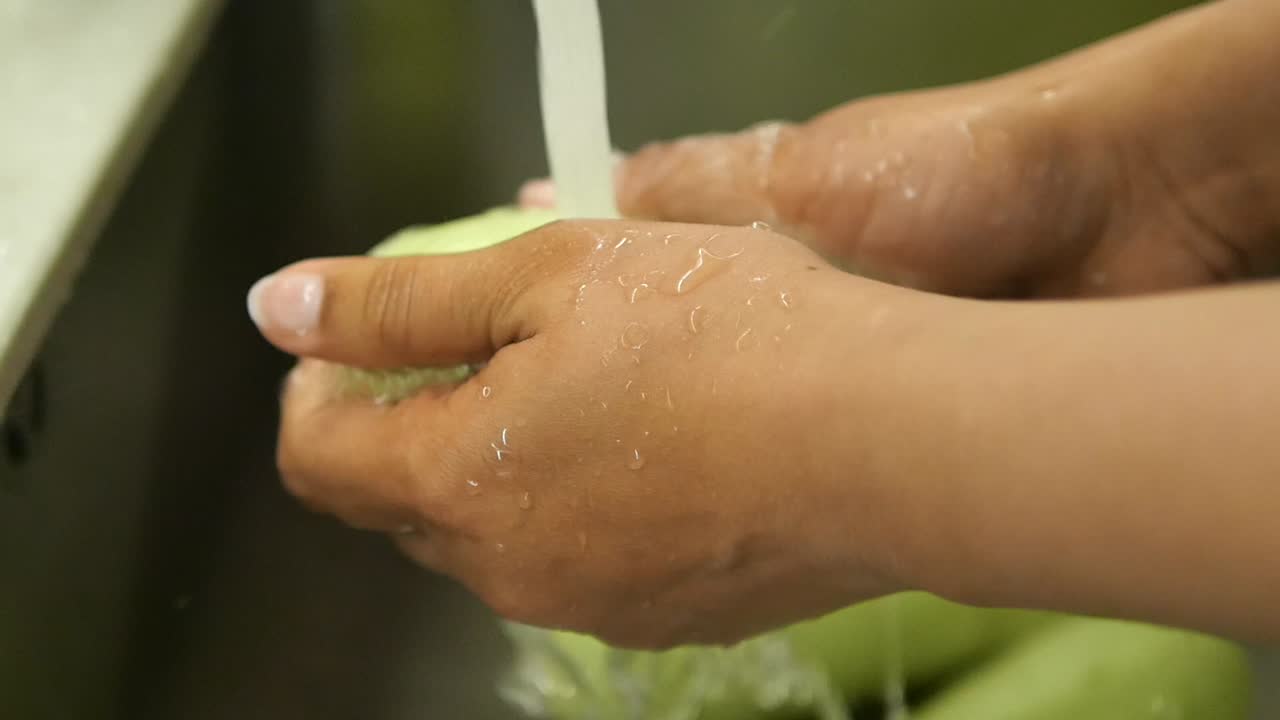 Washing fresh zucchini
