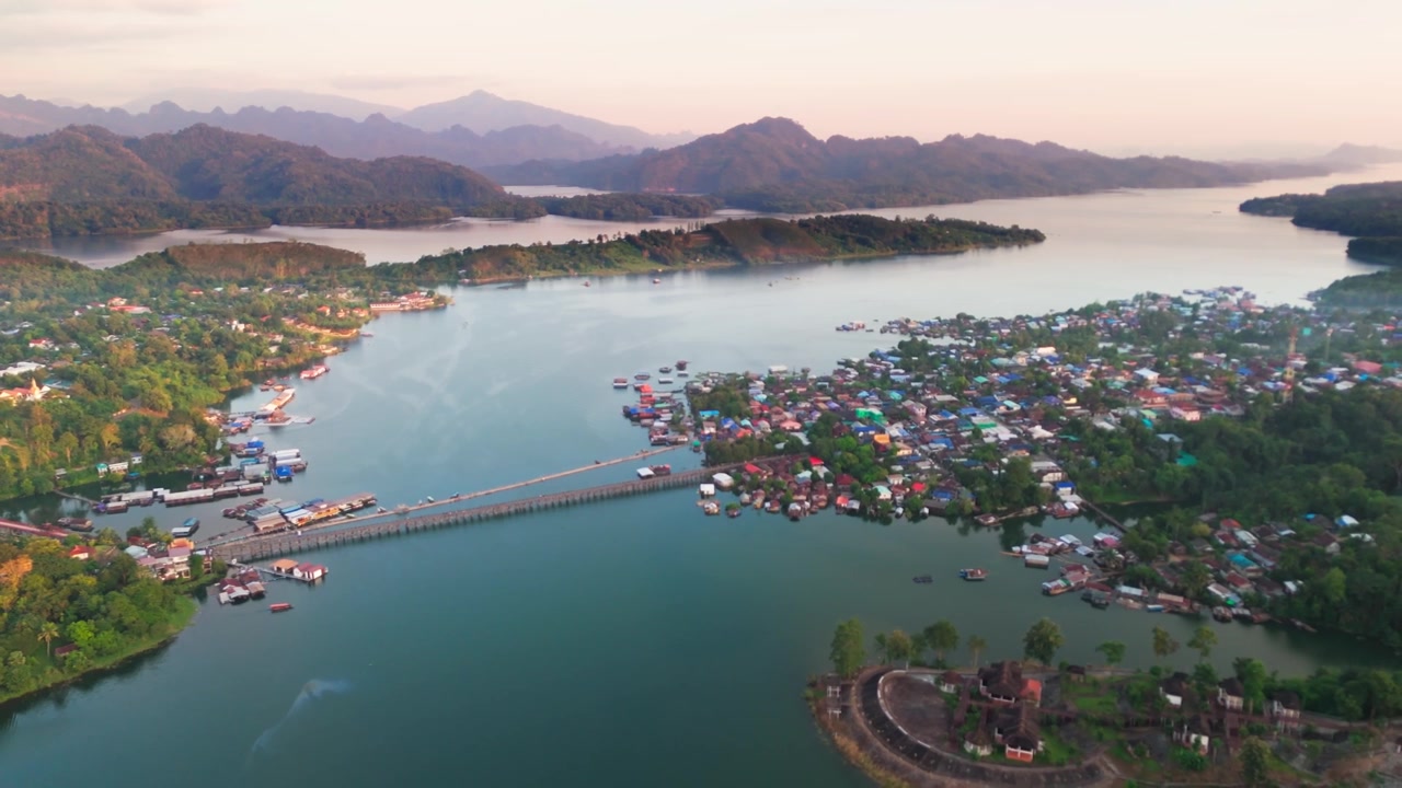 Mon Köyü, Tayland'da turistik dağ ormanı tatil yerini geçen tropikal köprünün havadan manzarası