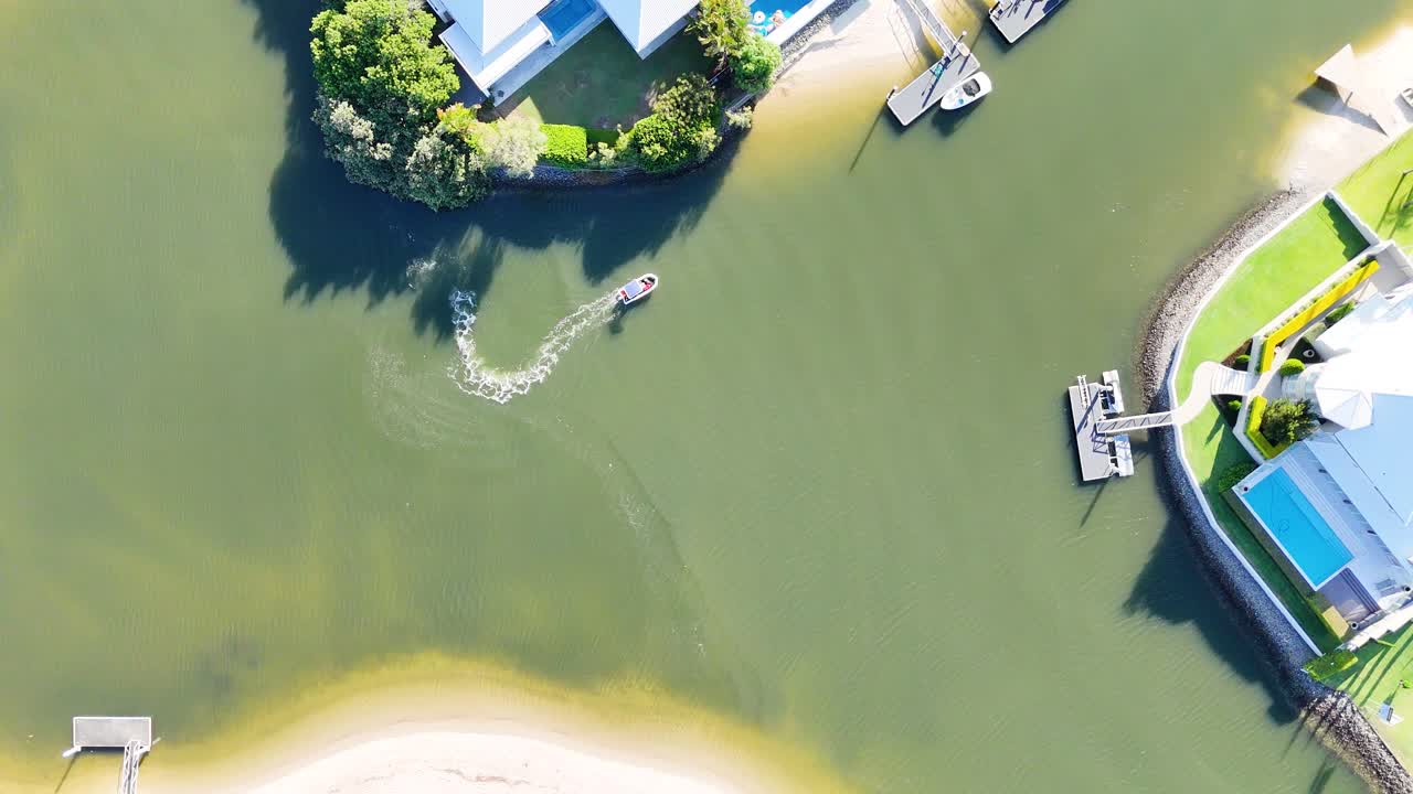 드론이 즐랜드의 브로드비치 해역에서 항해하는 배를 포착합니다.
