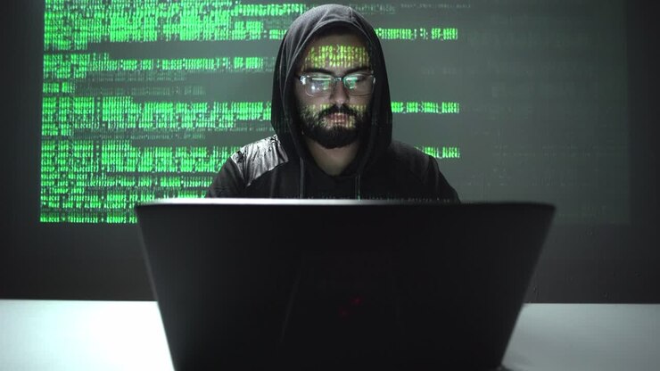 concetto di sicurezza informatica. hacker che ruba informazioni dal suo laptop