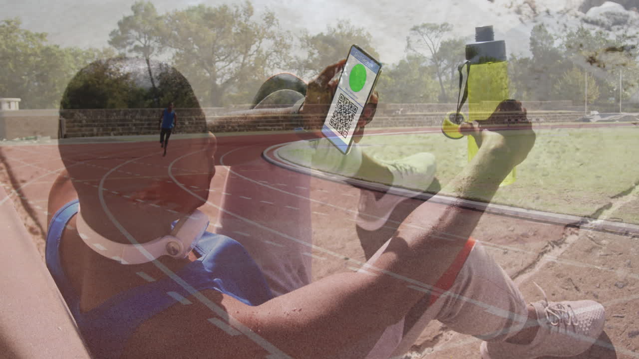 animación de un hombre con un teléfono inteligente con pasaporte de vacunación contra la covid-19 sobre un hombre corriendo