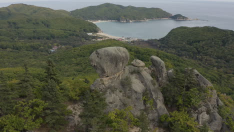 tiro de pivote aéreo lento alrededor de una antigua formación de piedras megalíticas en la cima de las montañas boscosas