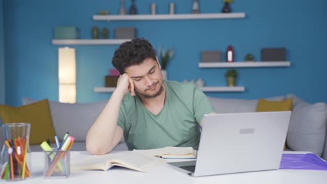 estudiante masculino se duerme mientras estudia.