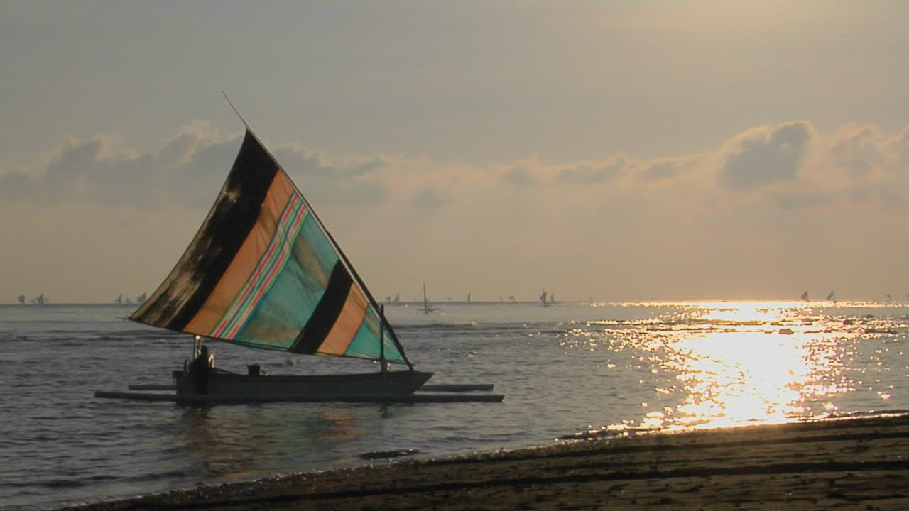 un velero colorido se acerca a la costa