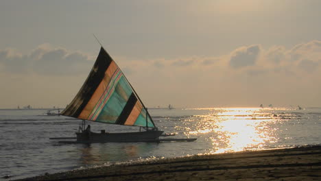 Ein-Buntes-Segelboot-Nähert-Sich-Einer-Küste