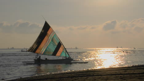 un velero colorido se acerca a la costa