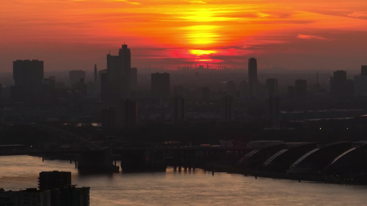 런던 시의 해가 지는 스카이 라인