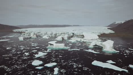 Montañas-Nevadas-E-Icebergs-A-La-Deriva-En-El-Mar-De-Groenlandia