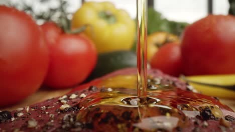 sacar el video macro del aceite de oliva en el filete crudo
