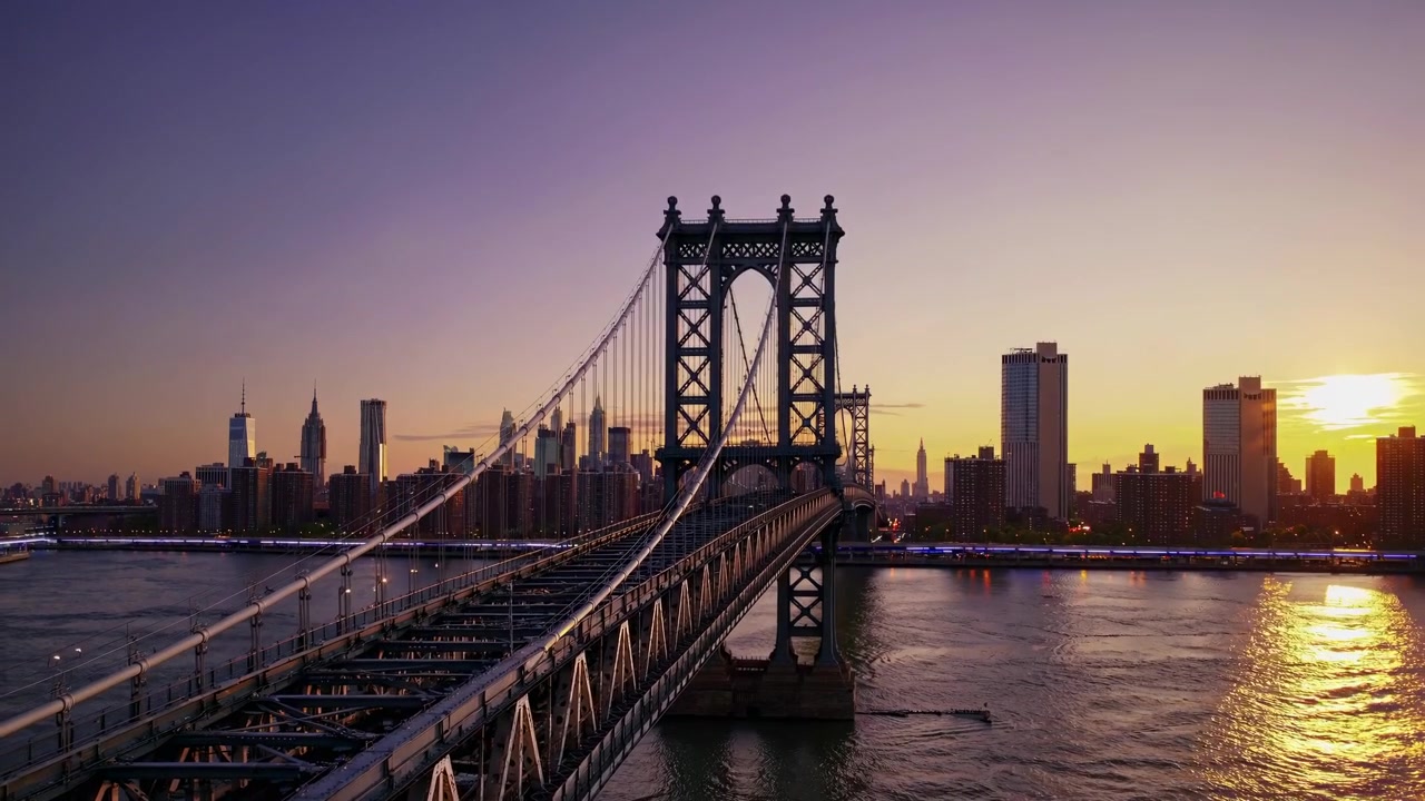 Veduta aerea del Ponte di Manhattan e dello skyline di New York City al tramonto