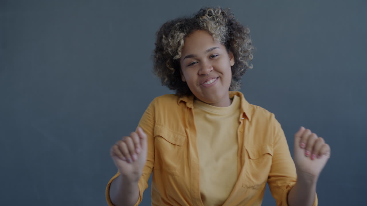 donna gioiosa che balla