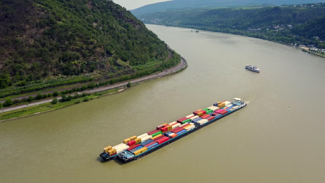 barcaza industrial buque de carga que transporta contenedores de carga en crucero por el río rin en bopparder hamm, alemania