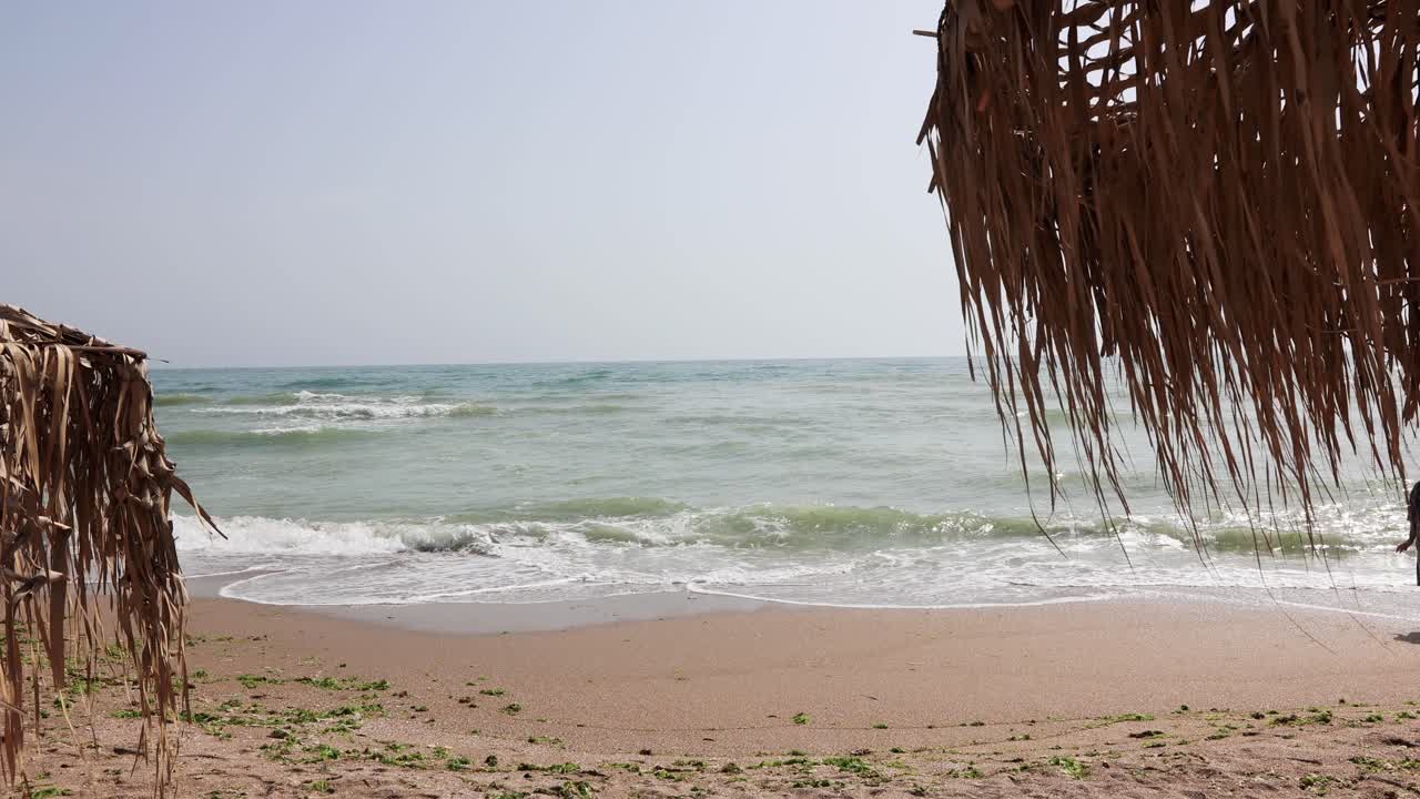 olas del mar rodando en la orilla arenosa de una playa en vama veche, rumania - amplia