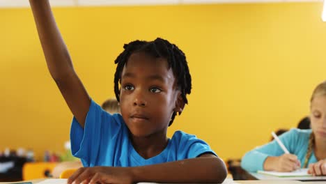 Niño-Levantando-La-Mano-En-El-Aula