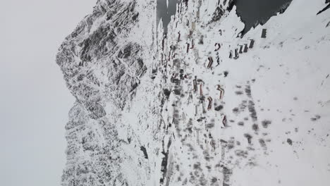 vista vertical de un pueblo con paisaje nevado en las islas lofoten, en el norte de noruega