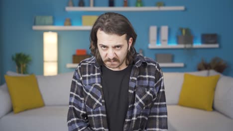 ein nervöser mann schaut in die kamera und beißt sich an den nägeln. er ist gestresst. gesten.