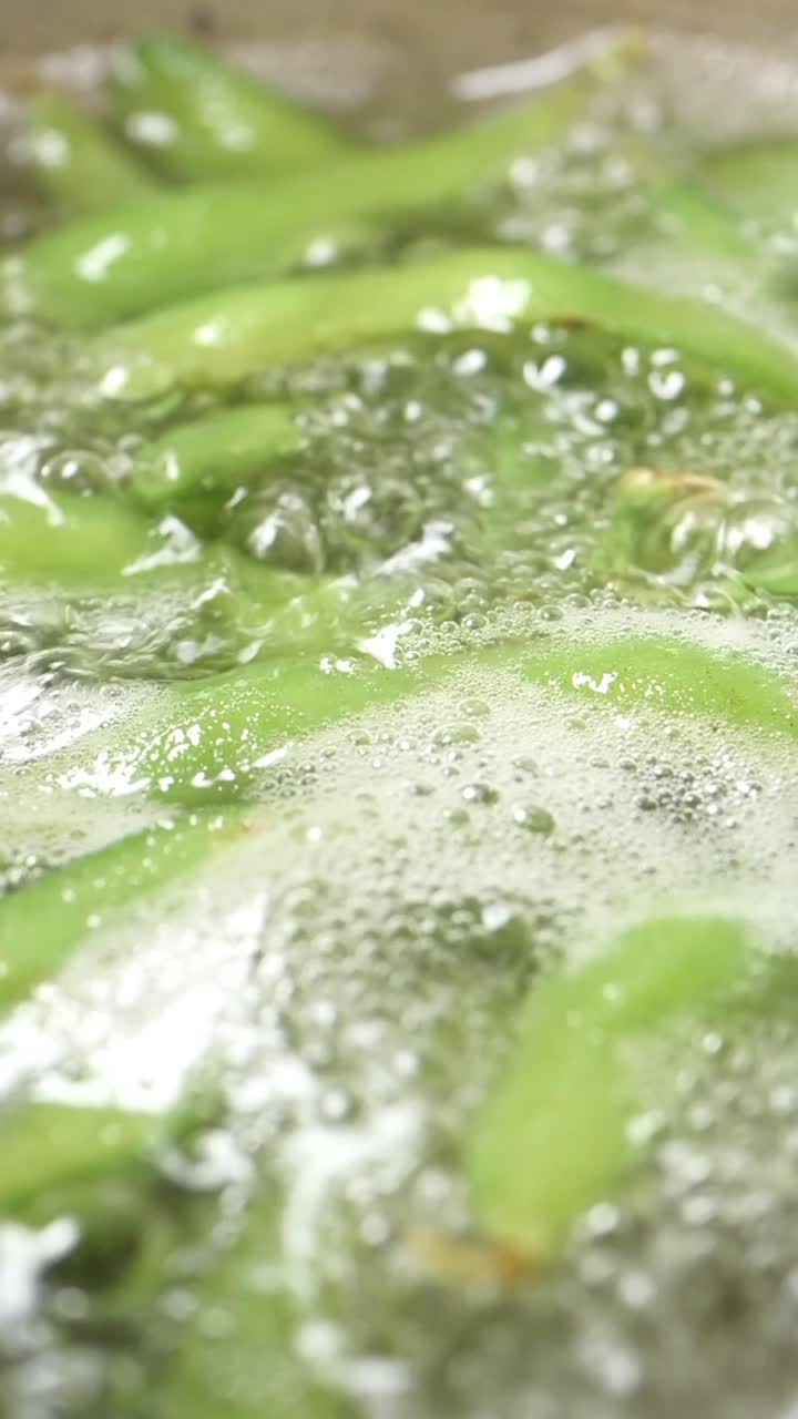 Fagiolini che bollono in acqua calda.