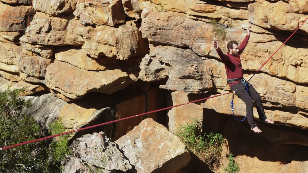 hombre relajándose en una cuerda apretada 4k