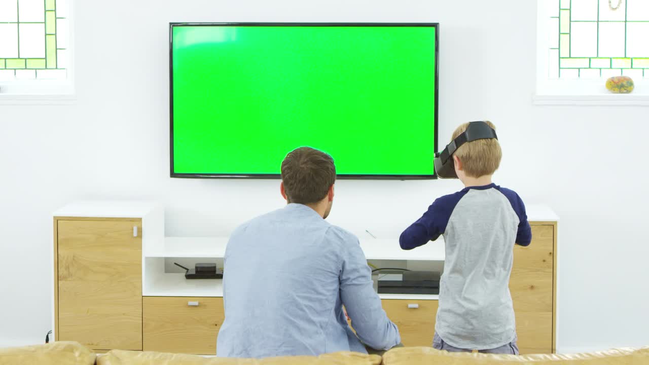 아버지 와 아들 은 가상 현실 헤드 ⁇  을 사용 하여 컴퓨터 게임 을 하고 있다