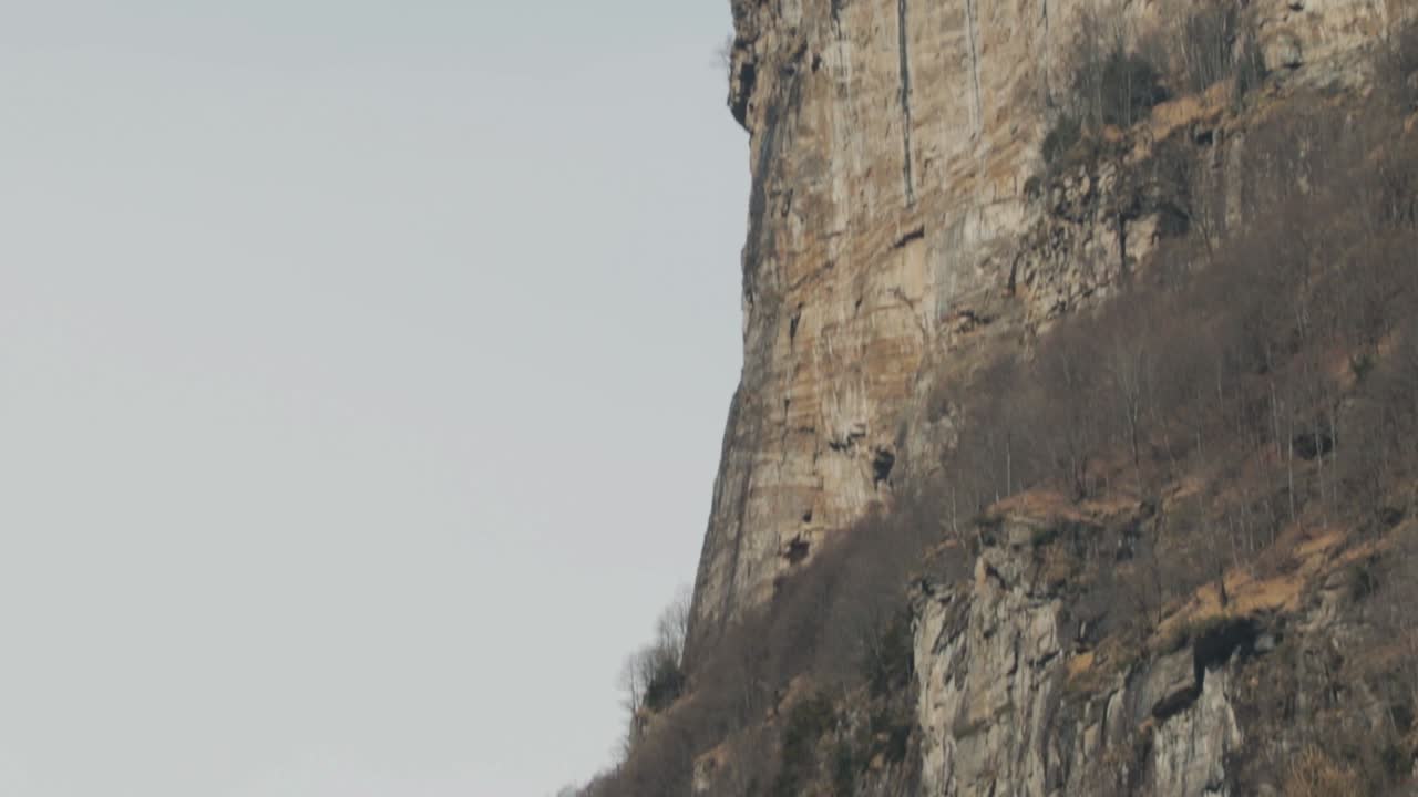 큰 고산 화강암 rockface 기울기 아래로