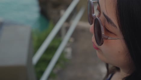 una foto de cerca de una chica explorando la playa de taga