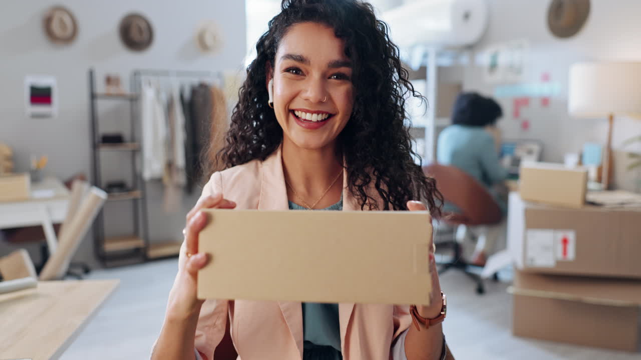 mujer, llamada de video y hablar para el envío