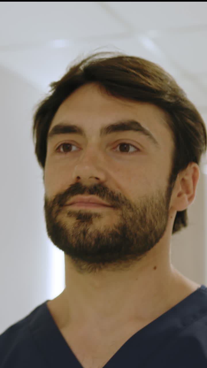 Video verticale ritratto di un medico