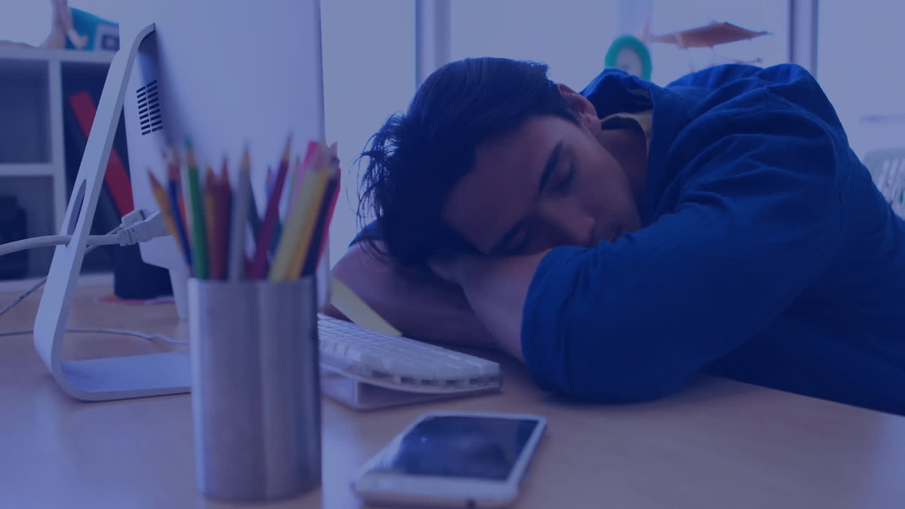 animazione della rete di connessioni con icone su uomo d'affari caucasico utilizzando il computer