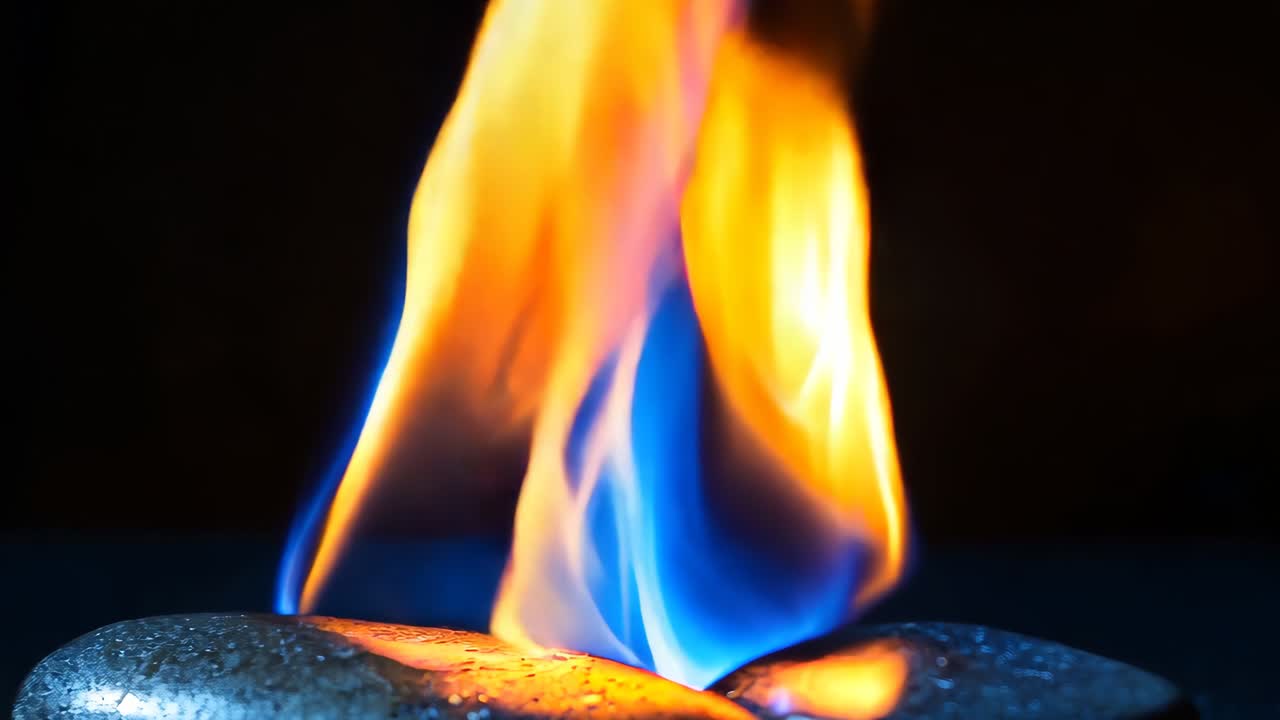 un par de piedras negras con una llama saliendo de ellas