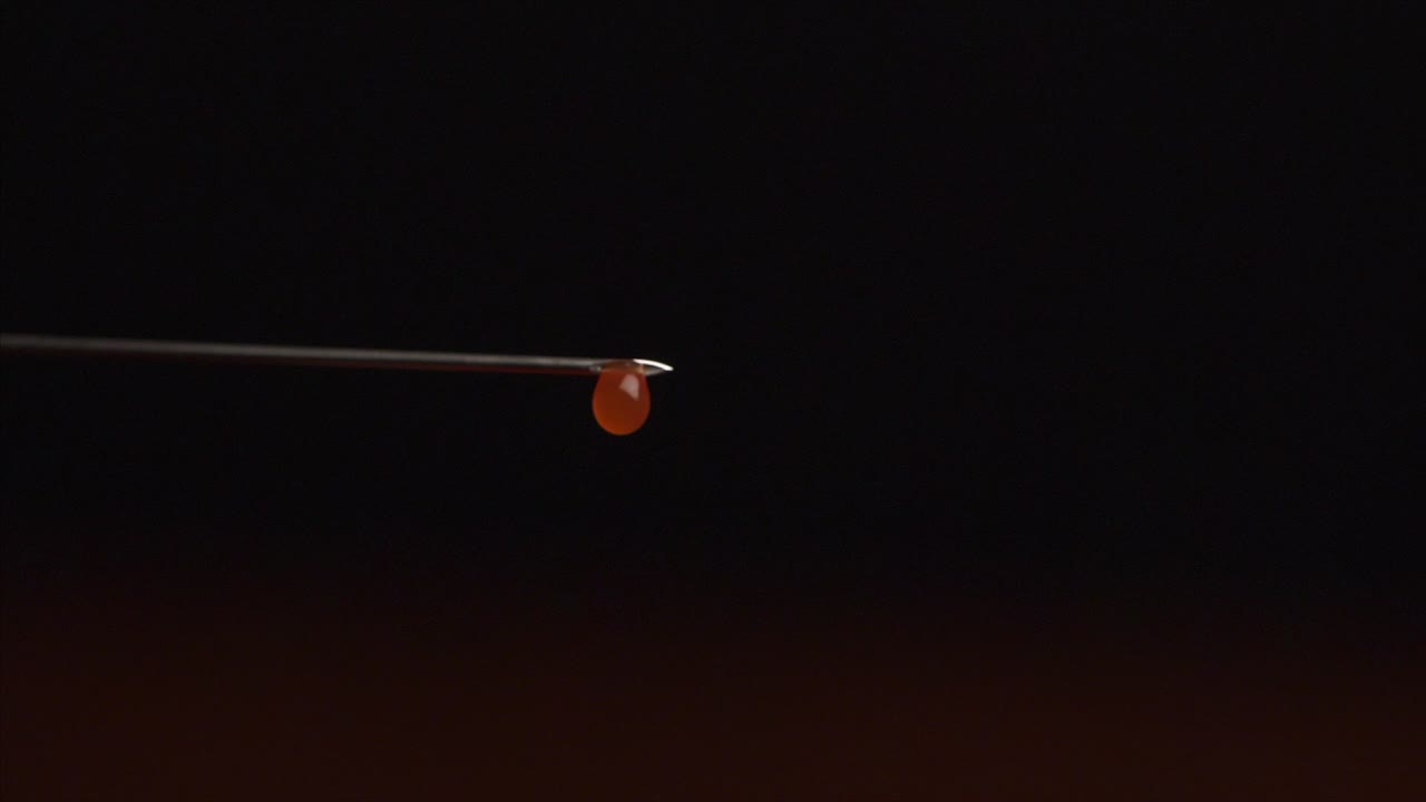 gotas de sangre en la aguja