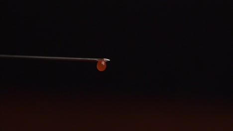 gotas de sangre en la aguja