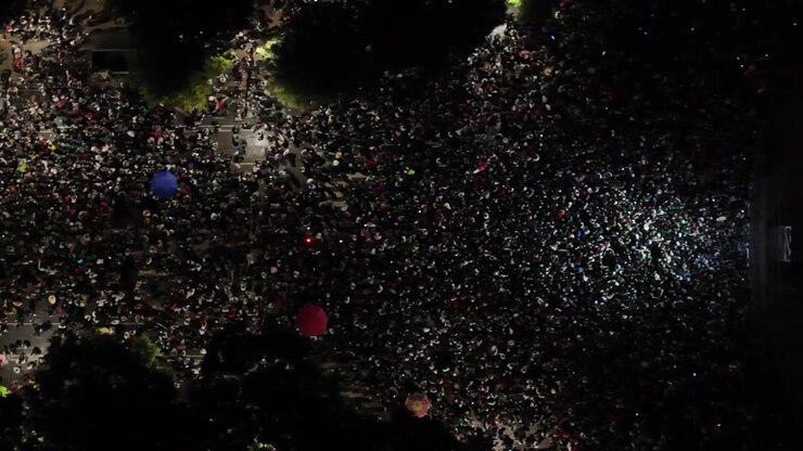 Veduta aerea di migliaia di persone che festeggiano la vittoria della squadra di calcio del Messico e un concerto in viale Paseo de la Reforma