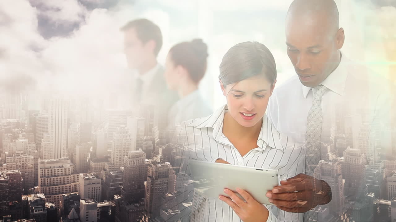 animación de un hombre de negocios y una mujer de negocios usando una tableta sobre el paisaje urbano