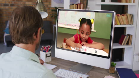 profesor caucásico usando la computadora en videollamada con una colegiala