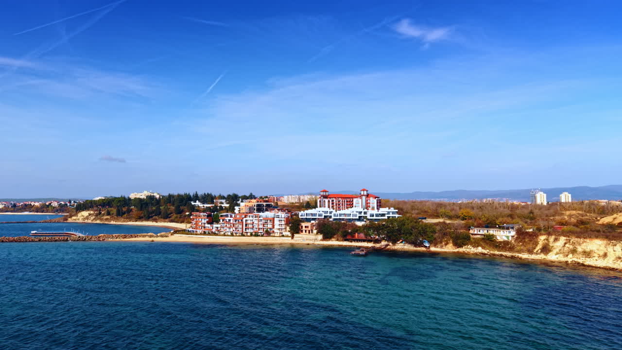 Vista sugli edifici a più piani situati in riva al mare. Costa pittoresca del Mar Nero da drone