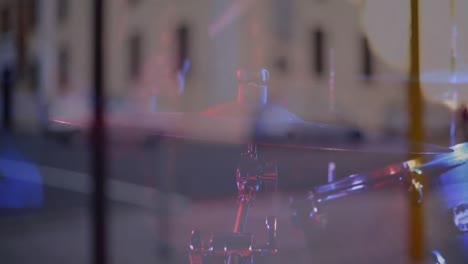 animación del tráfico rodado borroso sobre músicos tocando percusión