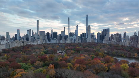 Amplia-Vista-Panorámica-De-Los-Edificios-Altos-Del-Centro-De-La-Ciudad-Contra-El-Cielo-Nublado.-árboles-Coloridos-En-El-Parque-Central.-Manhattan,-Ciudad-De-Nueva-York,-Estados-Unidos