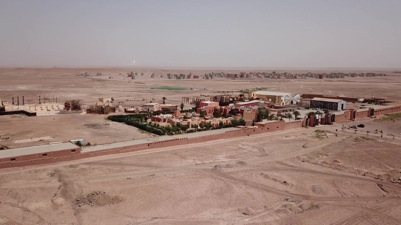 Vista aerea con drone degli studi di produzione cinematografica a Ouarzazate, Marocco, una destinazione cinematografica riconosciuta a livello globale nota per le produzioni cinematografiche internazionali e le location nel deserto