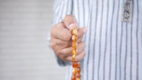 hombre musulmán mantener la mano en los gestos de oración durante el ramadán, cerca