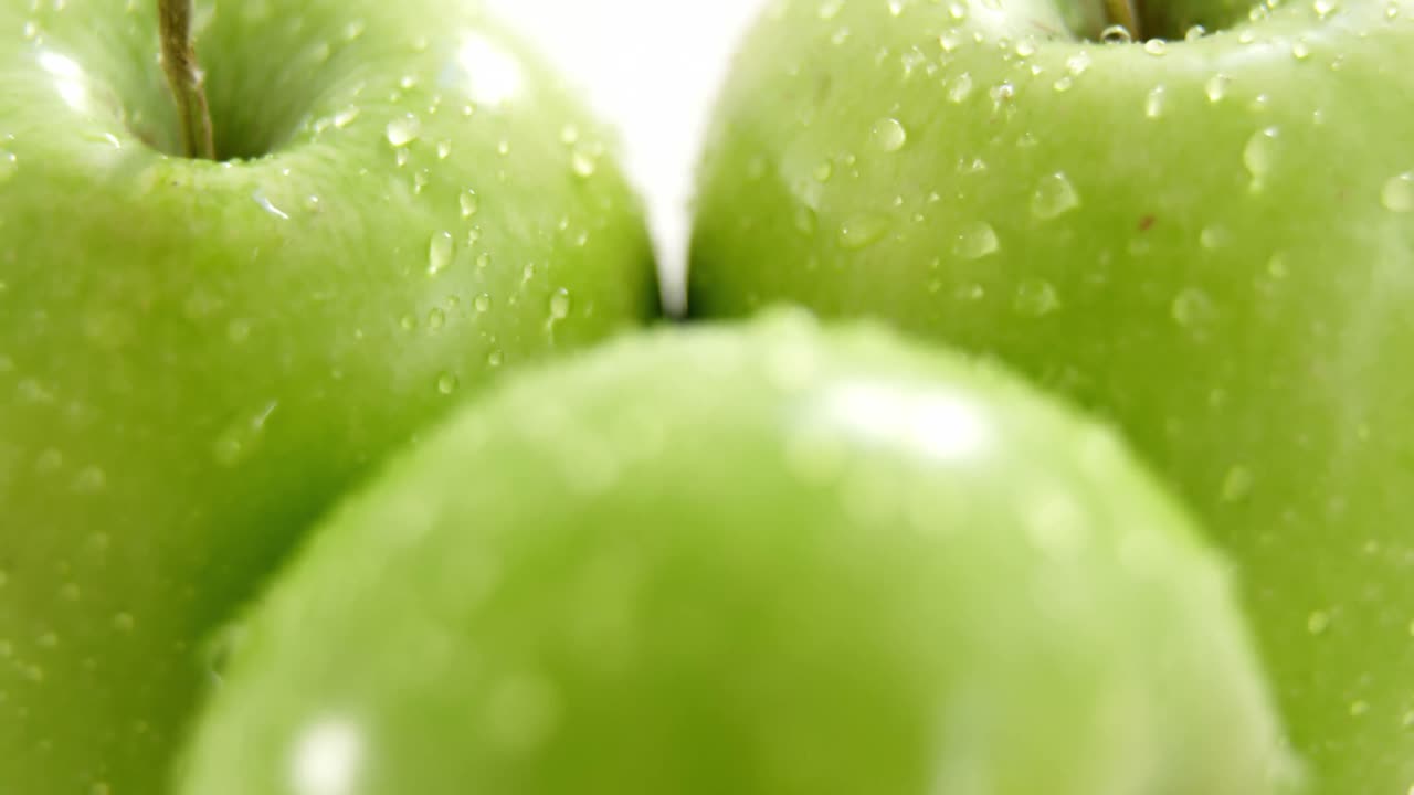 녹색 사과와 물방울의 클로즈업