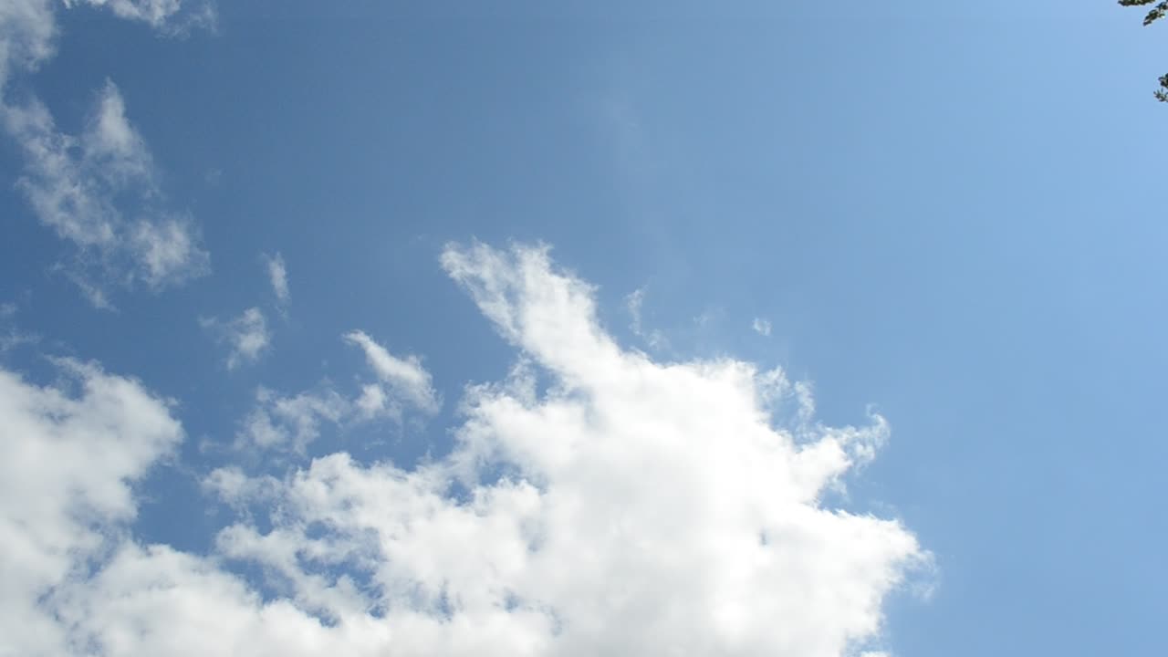 Blå himmel med skyer og sol