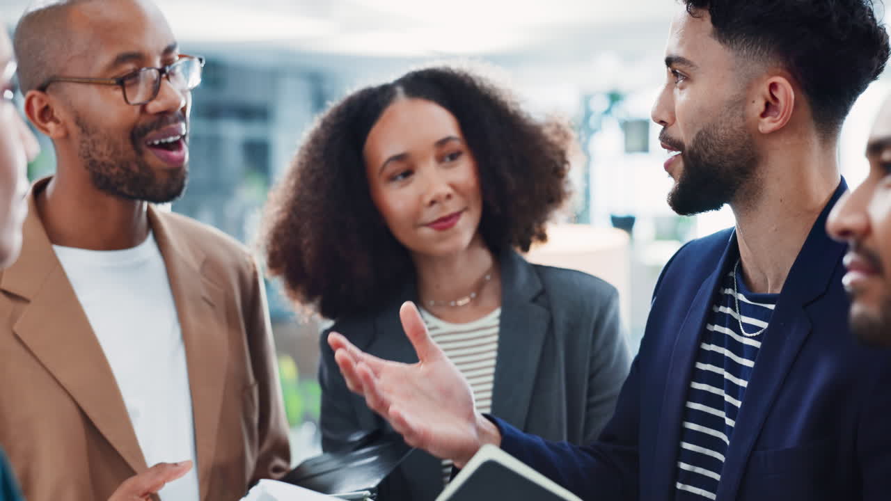 trabajo en equipo: un grupo diverso discutiendo la estrategia del proyecto